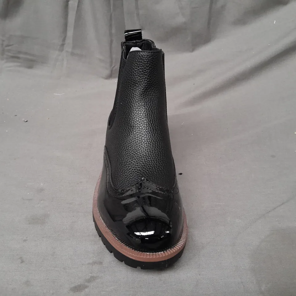 BOXED PAIR OF DESIGNER ANKLE BOOTS IN BLACK EU SIZE 39