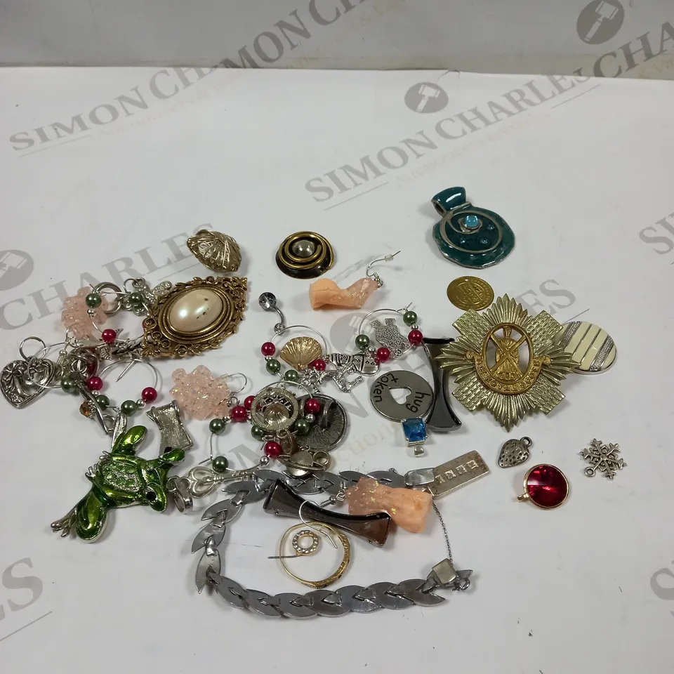 BOX OF ASSORTED LOOSE JEWELLERY ITEMS TO INCLUDE BRACELET, EARRINGS, CLOTHES PINS ETC