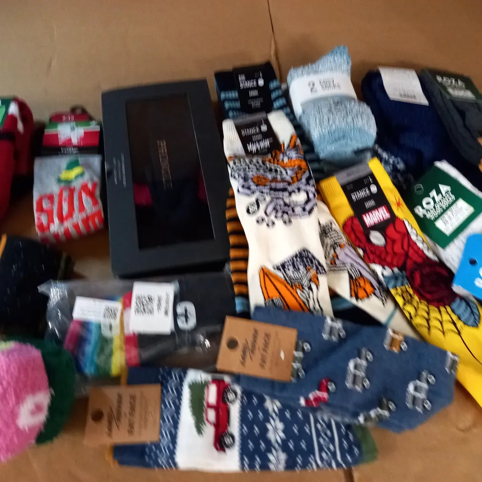 LOT OF ASSORTED SOCKS TO INCLUDE STANCE AND FAT FACE