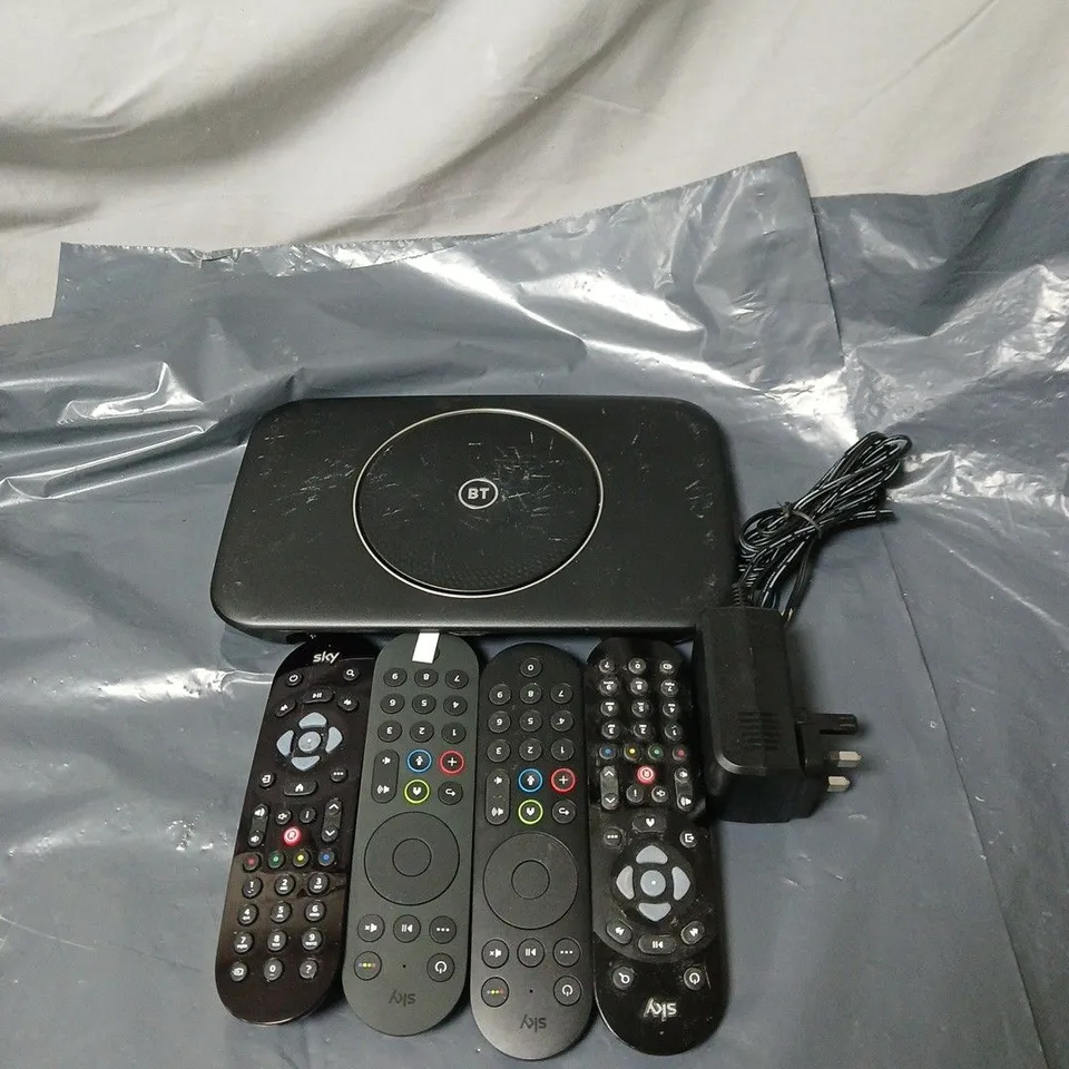 APPROXIMATELY 15 ASSORTED HOUSEHOLD ITEMS TO INCLUDE BT ROUTER, REMOTE CONTROLS, PLUGS ETC