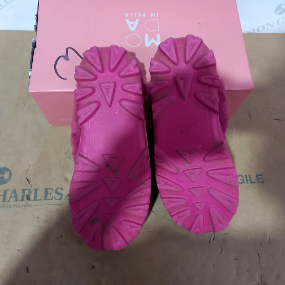 BOXED PAIR OF ,ODA IN PELLE SLIPPERS - SIZE 6