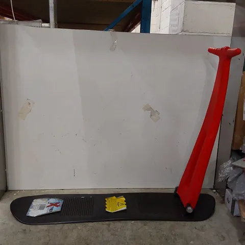 CHILDREN'S SNOWBOARD WITH HANDLE (1 ITEM)