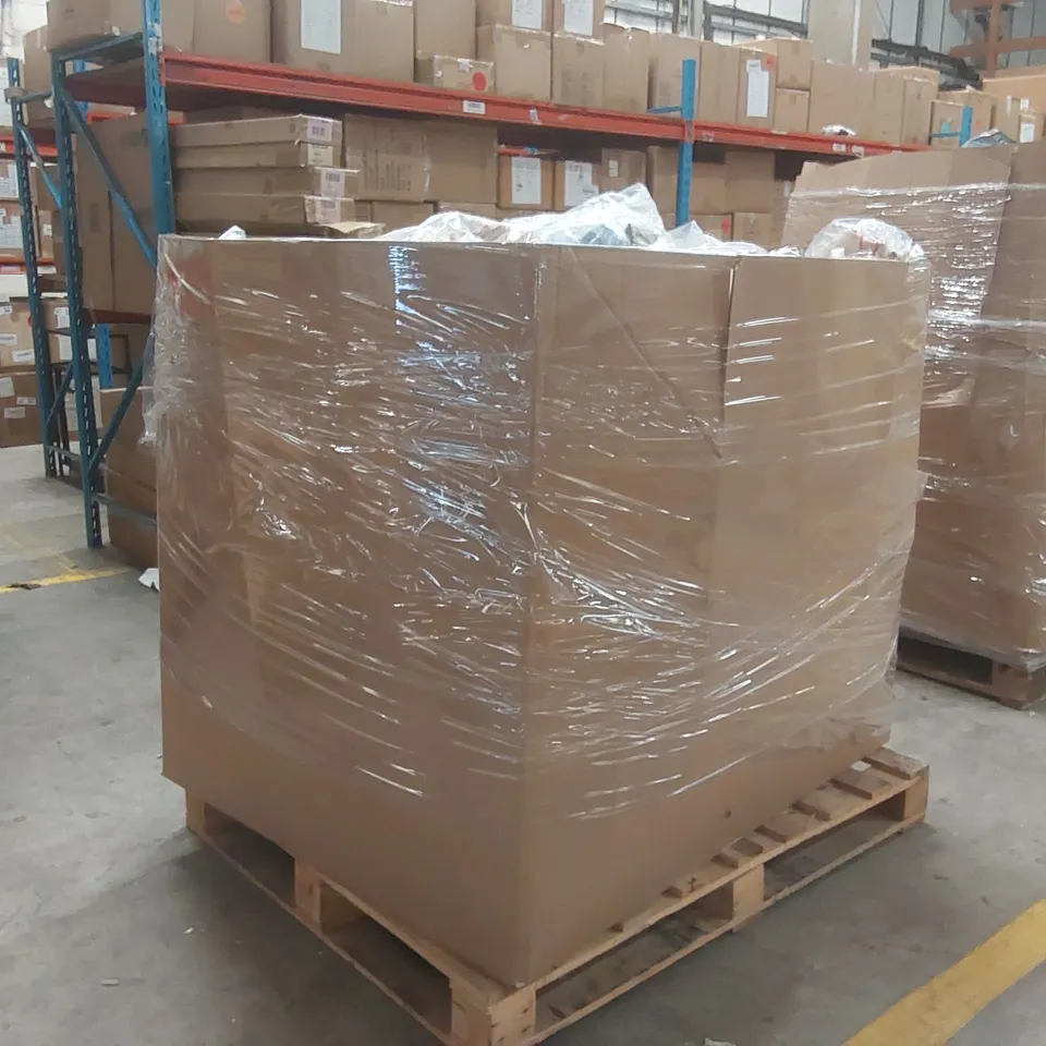 PALLET CONTAINING APPROXIMATELY 600x BRAND NEW ASSORTED DESIGNER CLOTHING ITEMS