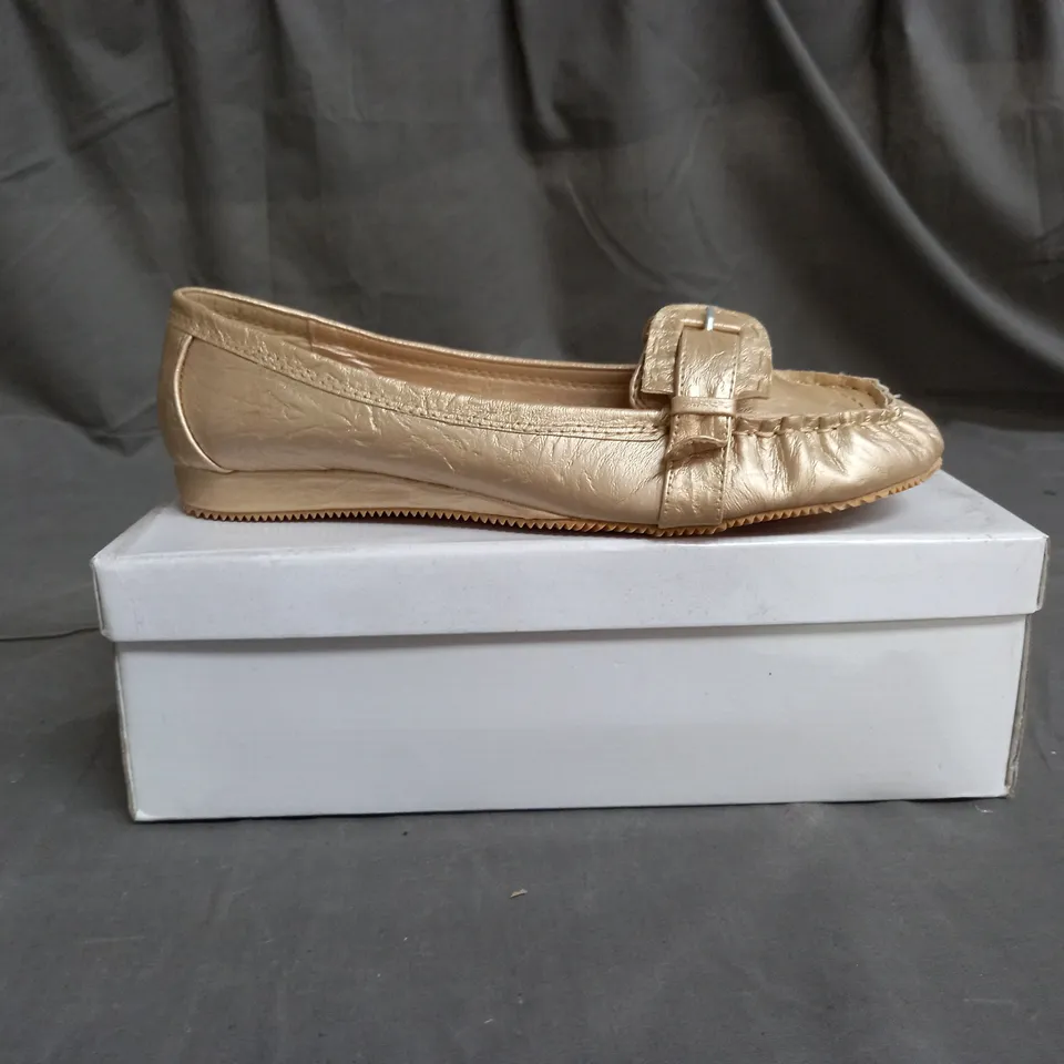 APPROXIMATELY 10 BOXED PAIR OF GOLD FLAT SLIP ON SHOES IN VARIOUS SIZES TO INCLUDE SIZE 40EU 