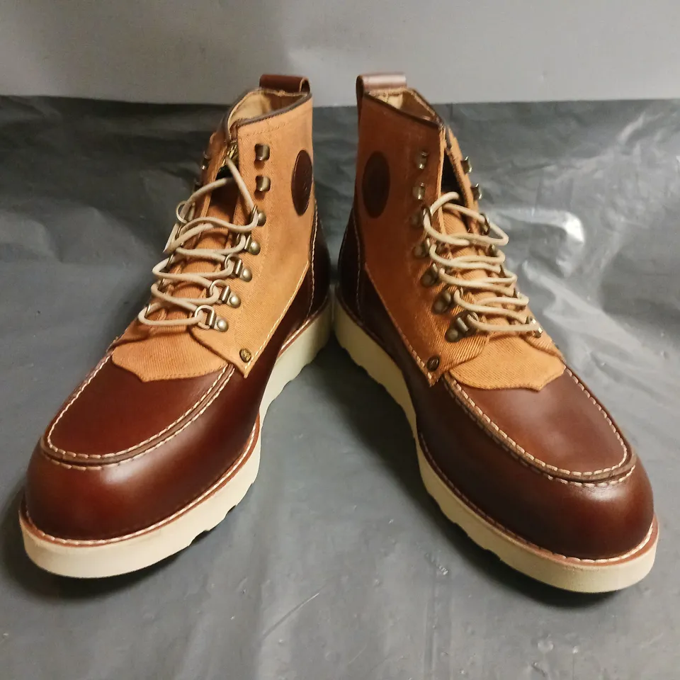 BOXED PAIR OF SONS TRADING VALLEY BOOTS IN TAN/CHESTNUT UK SIZE 10