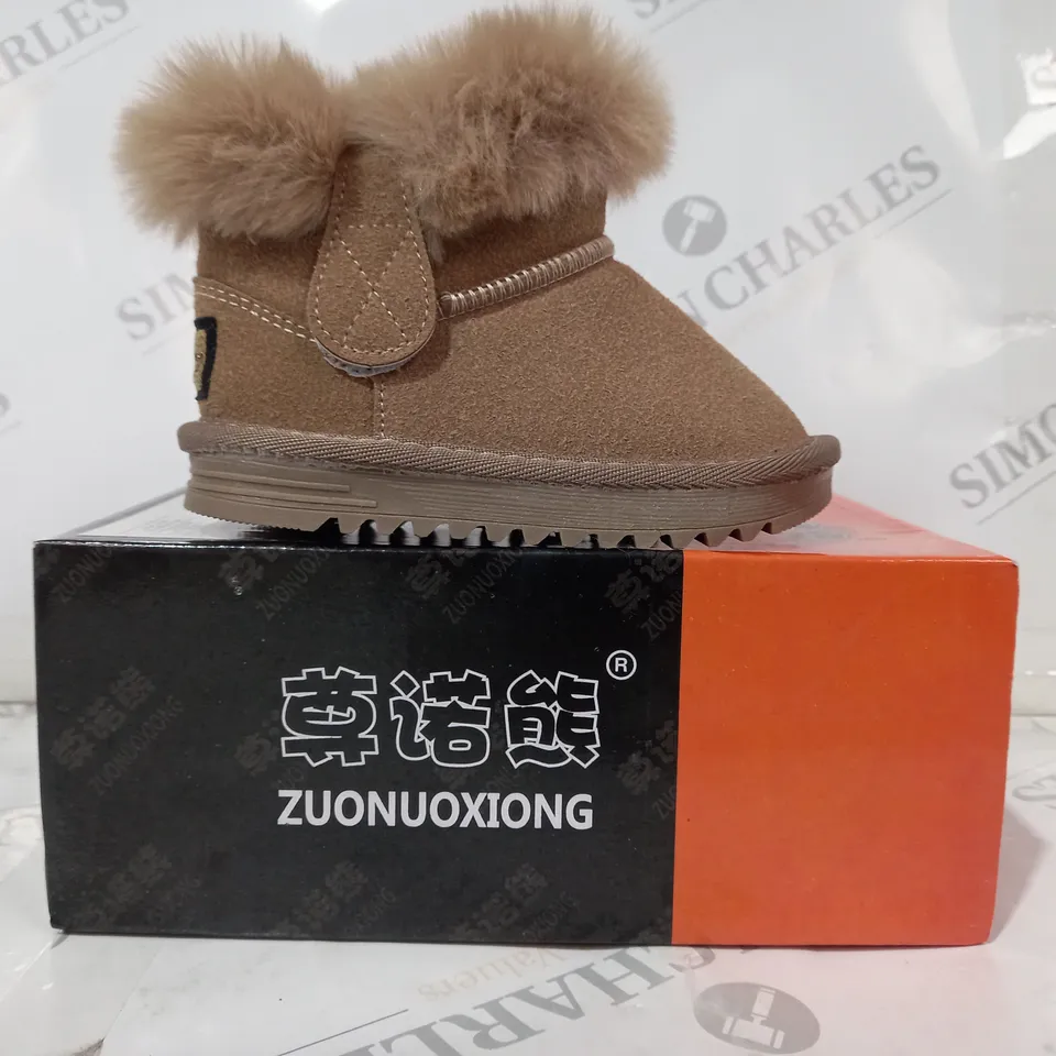 BOXED PAIR OF ZUONUOXIONG KIDS SHOES IN TAN EU SIZE 22