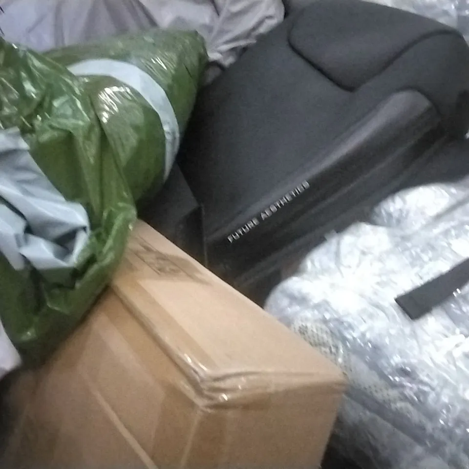 PALLET OF ASSORTED ITEMS INCLUDING SOFT GREY RUG, LARGE SHOEHORN, LARGE WALL CLOCK, VENETIAN BLIND, BACKPACK WITH COMBINATION LOCK