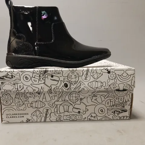 BOXED PAIR OF CLARKS PLAY PRINTS RELDA GLOW KIDS SHOES IN GLOSSY BLACK UK SIZE 13