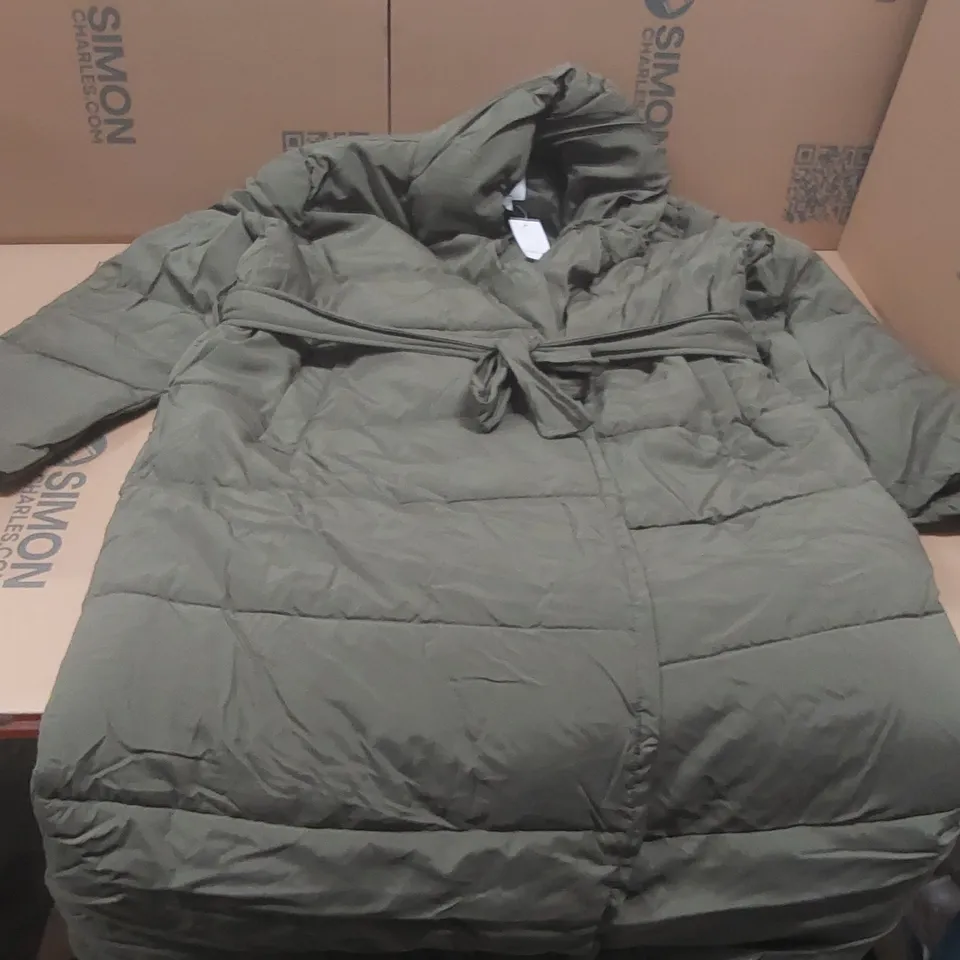 BOX CONTAINING APPROXIMATELY 2x BRAND NEW JD WILLIAMS GREEN PADDED COATS - SIZE 18
