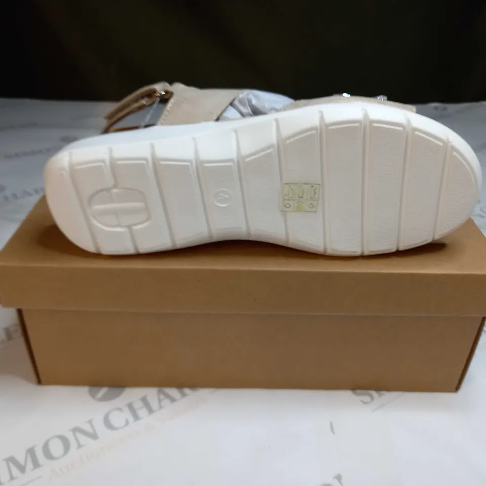 CUSHION-WALK DIMANTE SANDALS SIZE 4