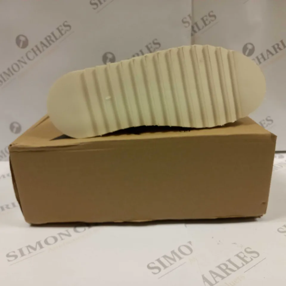 BOXED PAIR OF POD ORIGINALS ANNIE LACE UP SHOES UK SIZE 5 