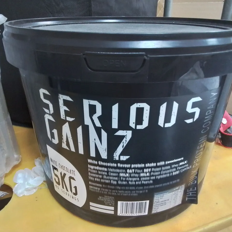 LOT OF ASSORTED HOUSEHOLD ITEMS TO INCLUDE ROLLED MATTRESS, ARTIFICIAL TREE, 10X DOORMATS AND SERIOUS GAINZ