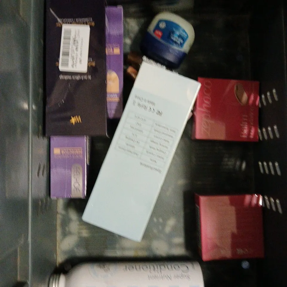 APPROXIMATELY 20 ASSORTED HEALTH & BEAUTY PRODUCTS TO INCLUDE ALPECIN CAFFEINE SHAMPOO, 2BTANNED WATERMELON EXTREME INTENSIFYING GEL, AVEENO DAILY MOISTURISER, ETC