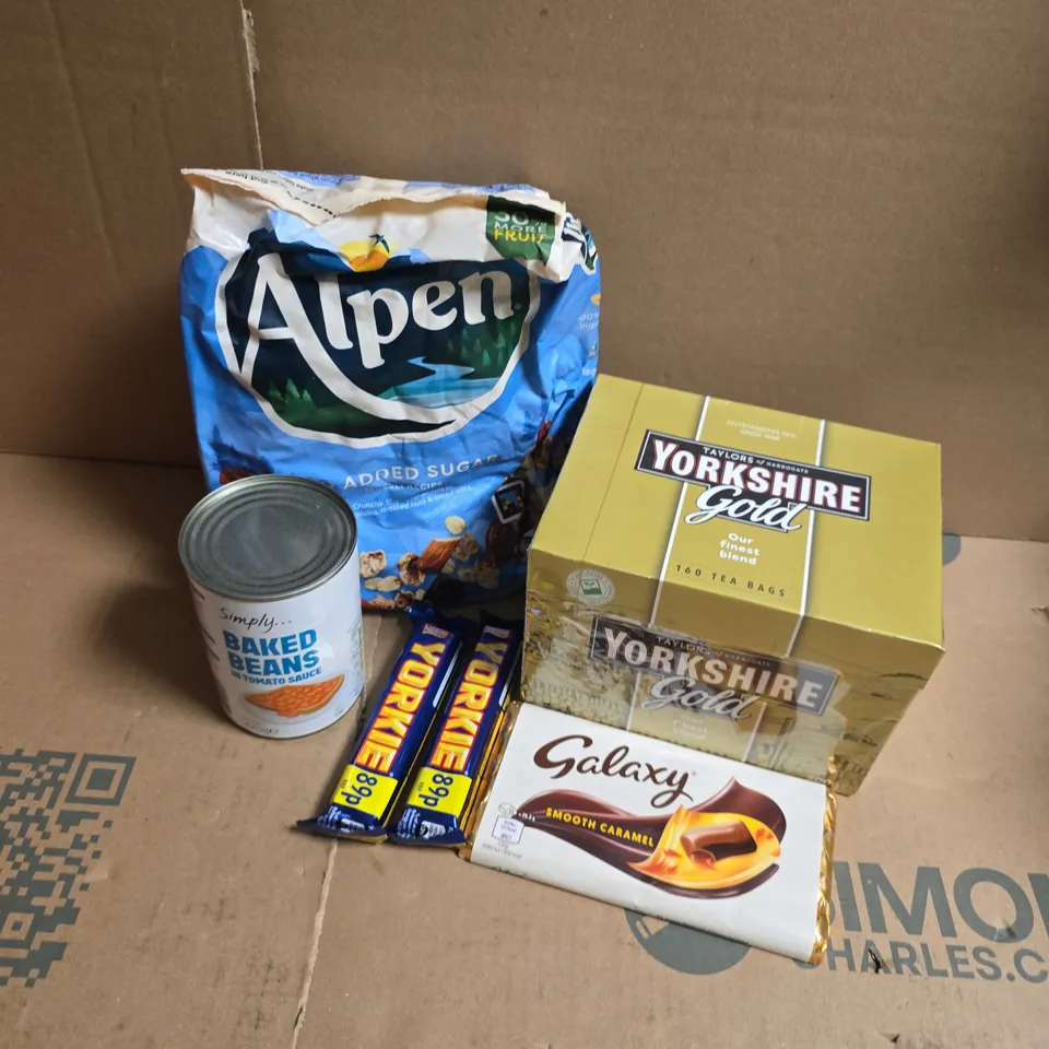 APPROXIMATELY 15 ASSORTED FOOD & DRINK ITEMS TO INCLUDE YORKSHIRE GOLD, BAKED BEANS, ALPEN MUESLI RECIPE, ETC - COLLECTION ONLY
