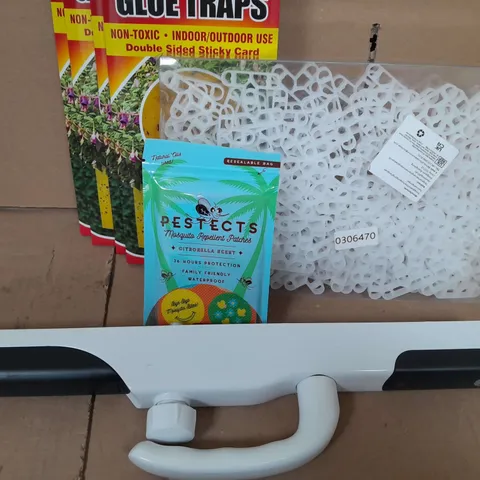 APPROXIMATELY 20 ASSORTED HOUSEHOLD ITEMS TOO INCLUDE INSECT CLUE TRAPS -PESTECTS - DOOR HANDLES , ETC