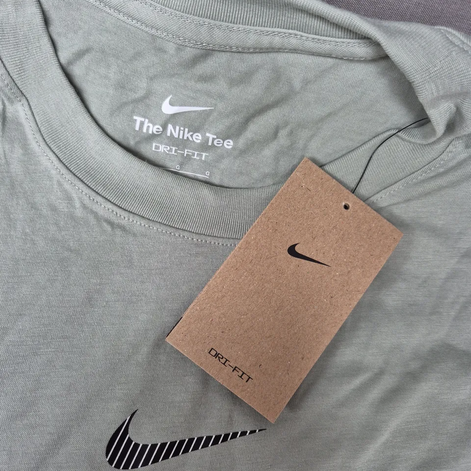 THE NIKE TEE NIKE PRO PRINT TEE IN GREEN - LARGE