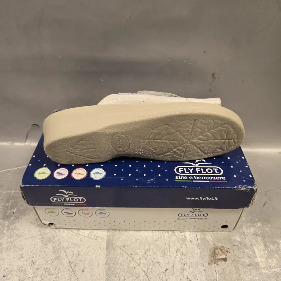 BOXED PAIR OF FLY FLOT SANDALS IN WHITE - 6