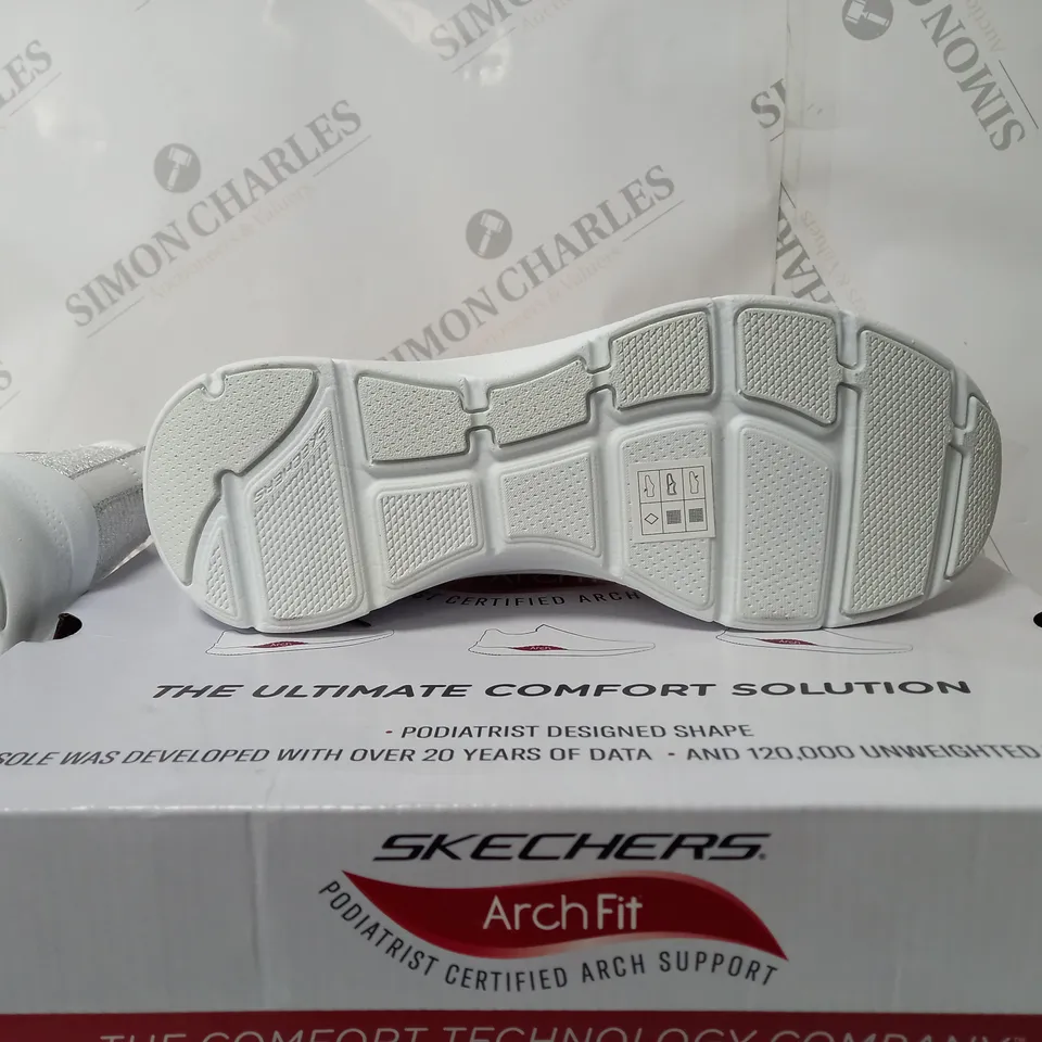 BOXED SKETCHER ARCHFIT TRAINERS IN WHITE - SIZE 5 1/2
