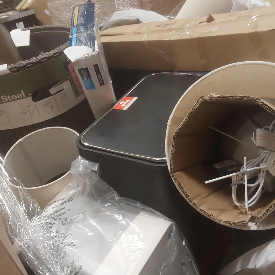 PALLET CONTAINING A VERY LARGE QUANTITY OF ASSORTED CONSUMER PRODUCTS INCLUDING: AIRFRYER, KETER STOOL, TAP, TABLE LAMP ECT
