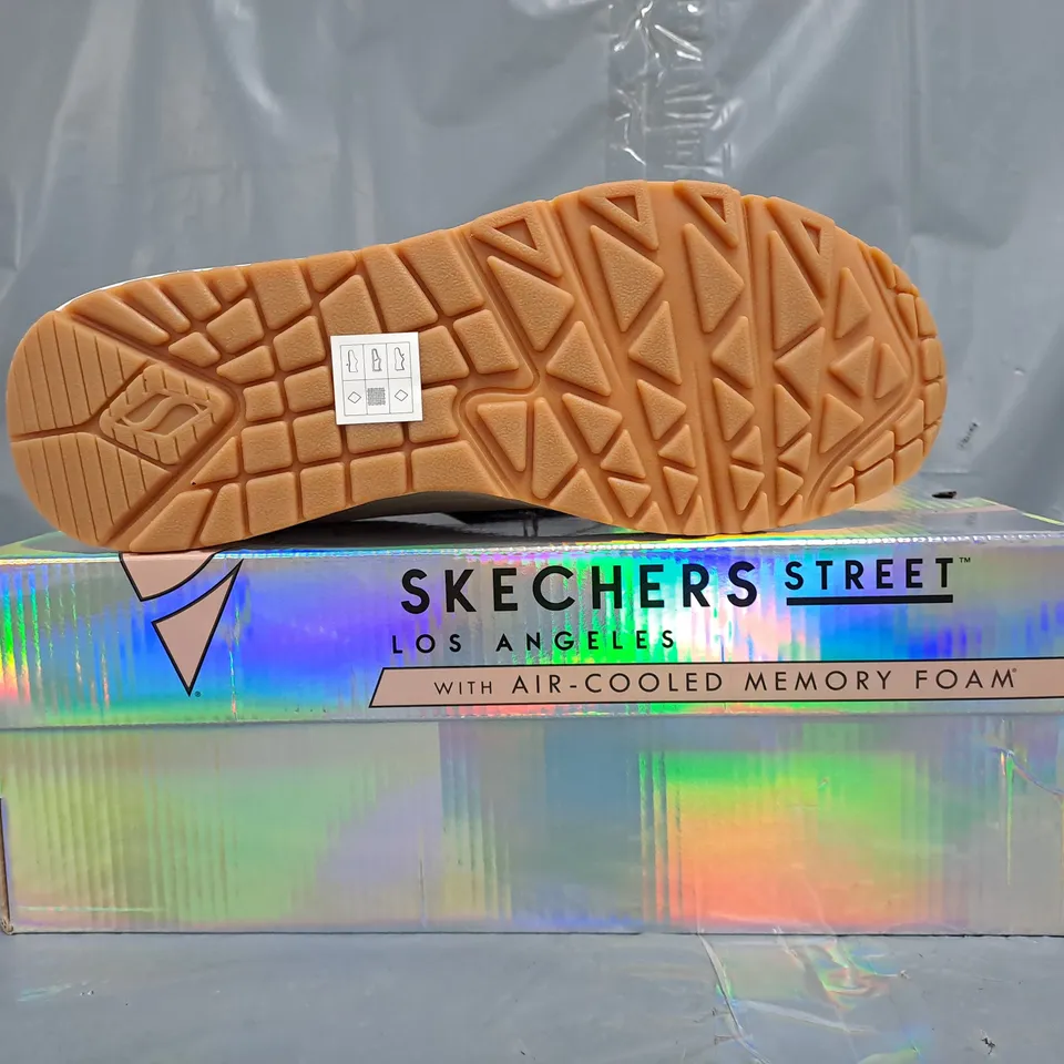 BOXED PAIR OF SKECHERS WOMEN'S SHOES IN PALE PINK/ROSE GOLD SIZE UK 7