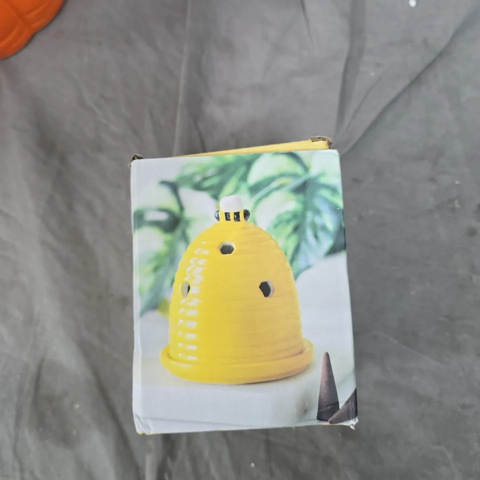 TOTE OF APPROXIMATELY 5 ASSORTED GLASS/CERAMIC ITEMS TO INCLUDE: CARROT VASE AND BEE HIVE INCENSE HOLDER