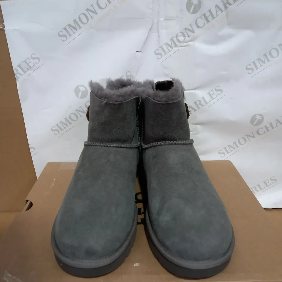 BOXED PAIR OF MINI BAILEY BUTTON BLING UGG BOOTS SIZE 6