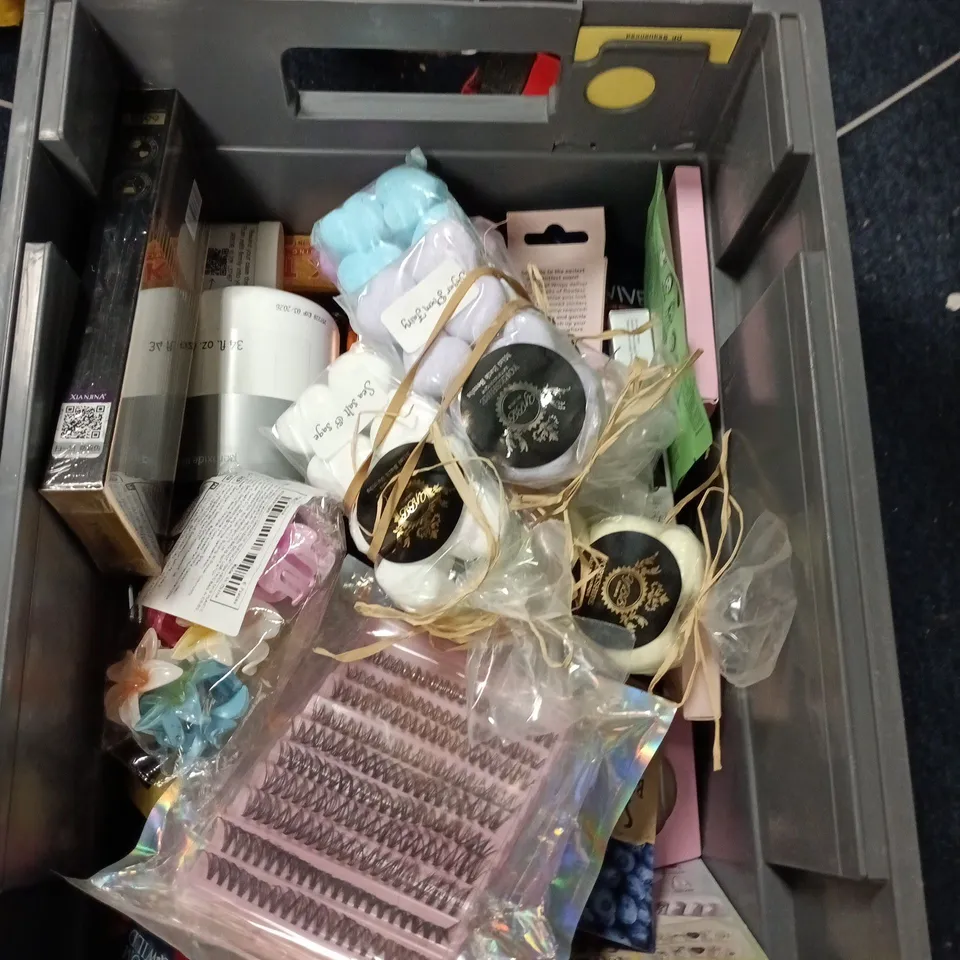 APPROXIMATEY 20 ASSORTED HEALTH AND BEAUTY PRODUCTS TO INCLUDE - NO7 HAND & NAIL CREAM - L'OREAL ELVIVE SHAMPOO AND REVOLUTION BAKING POWDER