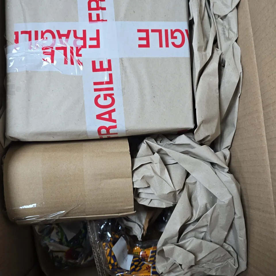 APPROXIMATELY 15 ASSORTED HOUSEHOLD PRODUCTS TO INCLUDE LAYERS MUG, STORAGE CONTAINER, MINI DOLLS DRESSES ETC 