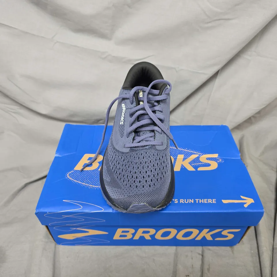 BOXED PAIR OF BROOKS ADREN GTX 23 TRAINERS IN NAVY - UK 7