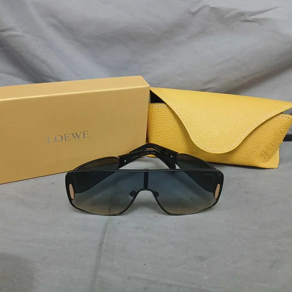 LOEWE SUNGLASSES – BLACK WRAPAROUND WITH GOLD LOGO ON LENS 