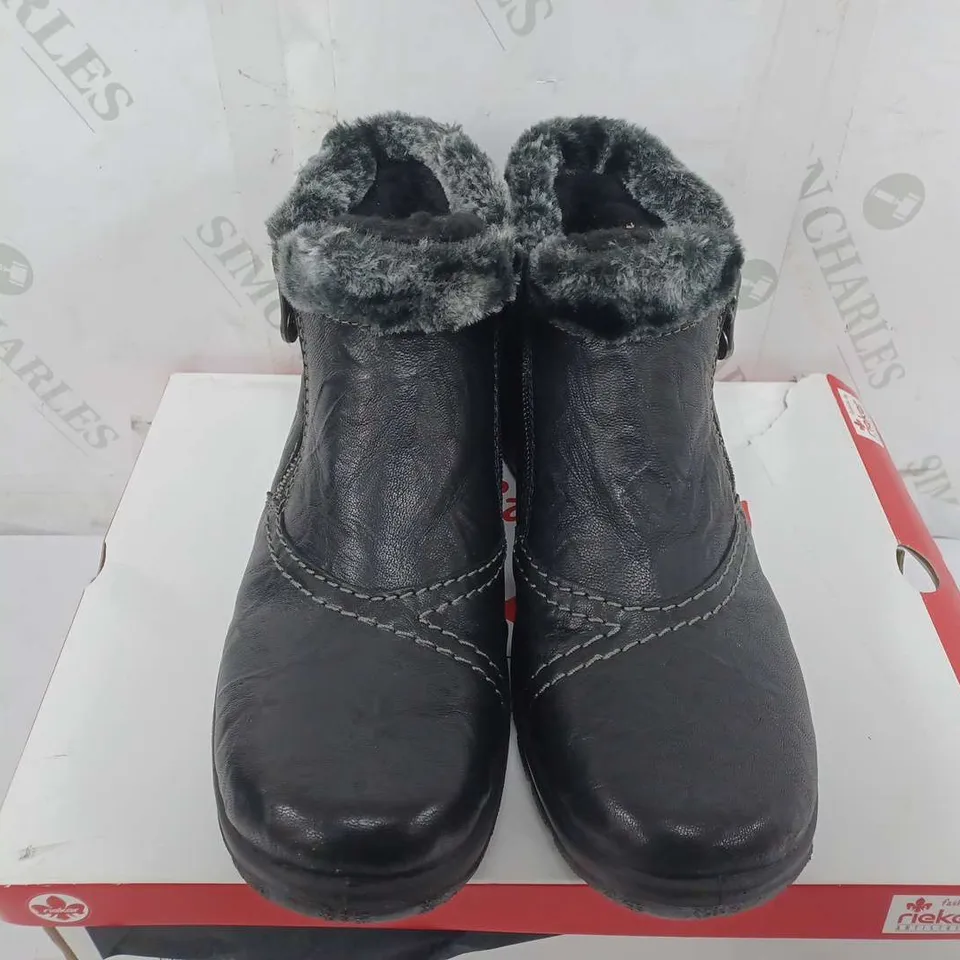 BOXED PAIR OF RIEKER ANKLE BOOTS WITH FUR CUFF IN BLACK - SIZE 39