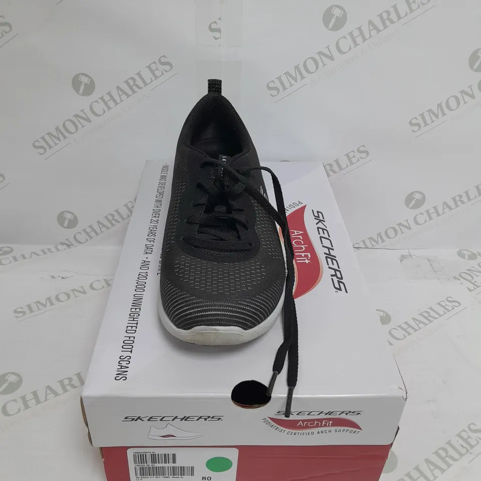 UNBOXED PAIR OF SKECHERS ARCH FIT TRAINERS IN BLACK SIZE 6