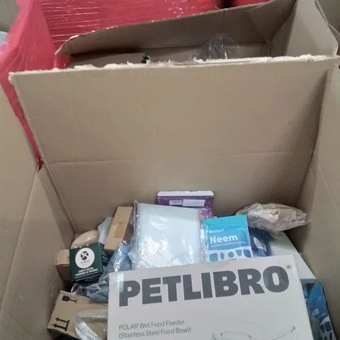 PALLET CONTAINING VARIOUS ASSORTED BOXED HOUSEHOLD ITEMS TO INCLUDE: PET FEEDER BOWL, BILL PAYMENT BOOKS, CHEF WHITES ECT,