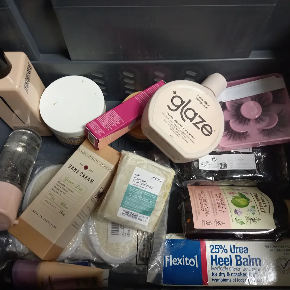 BOX OF APPROXIMATELY 20 COSMETIC ITEMS TO INCLUDE - OLD SPICE CAPTAIN BODY WAS - MALIBU SPF 15 LOTION - PERCY PIG BATH FIZZERS - ETC 