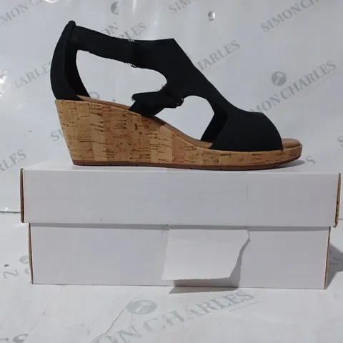 BOXED PAIR OF CLARKS UN PLAZA STRAP WIDE FIT NUBUCK WEDGE SANDALS IN BLACK - UK SIZE 6