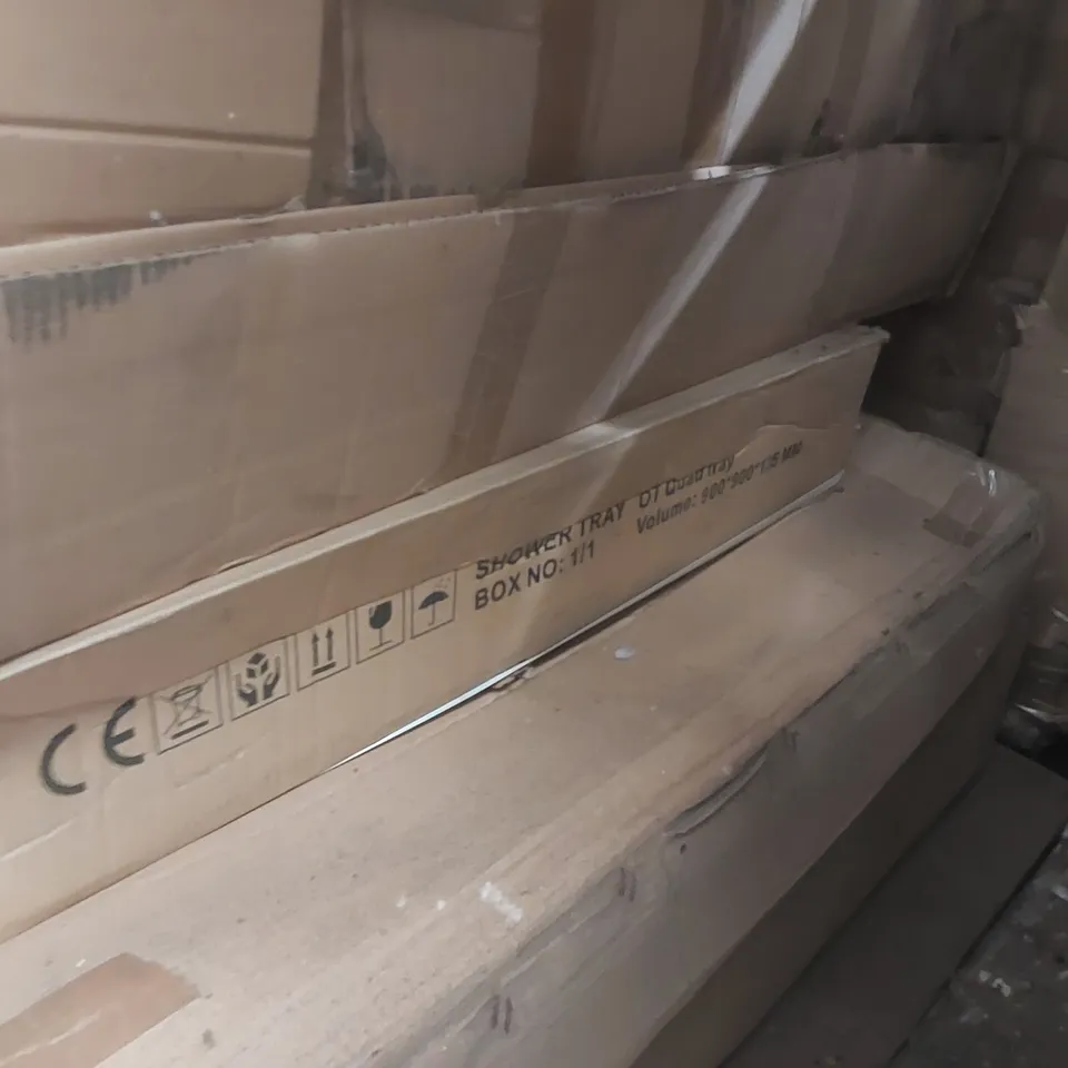 PALLET CONTAINING A LARGE QUANTITY OF ASSORTED BATHROOM FURNITURE PARTS INCLUDING: SHOWER TRAYS, SHOWER ENCLOSURE PARTS ECT