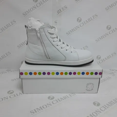 ADESSO LEATHER HIGH TOP TRAINER BOOTS IN WHITE SIZE 7
