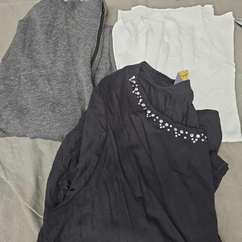APPROXIMATELY 20 ASSORTED CLOTHING AND FASHION ITEMS IN VARIOUS STYLES, SIZES, AND COLOURS