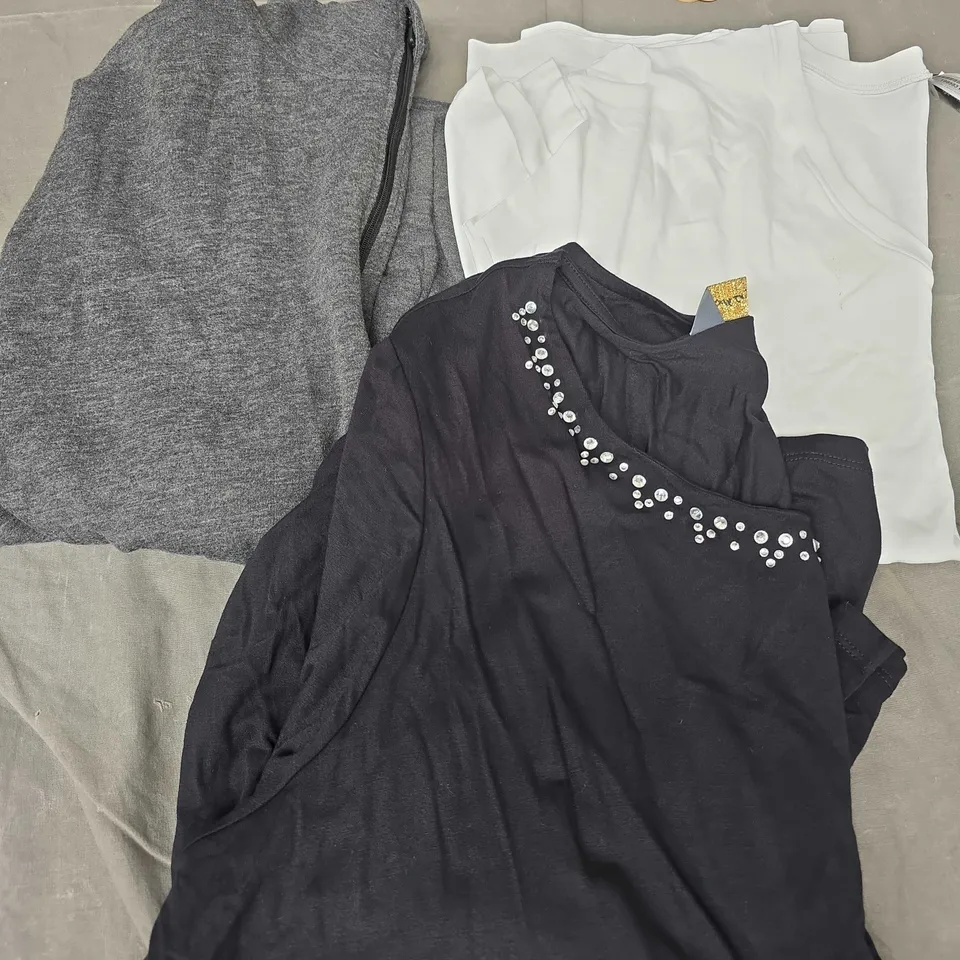 APPROXIMATELY 20 ASSORTED CLOTHING AND FASHION ITEMS IN VARIOUS STYLES, SIZES, AND COLOURS