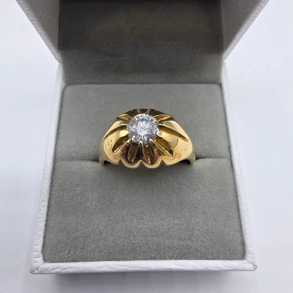 18CT YELLOW GOLD GENTS RING SET WITH A NATURAL DIAMOND WEIGHING +-1.00CT