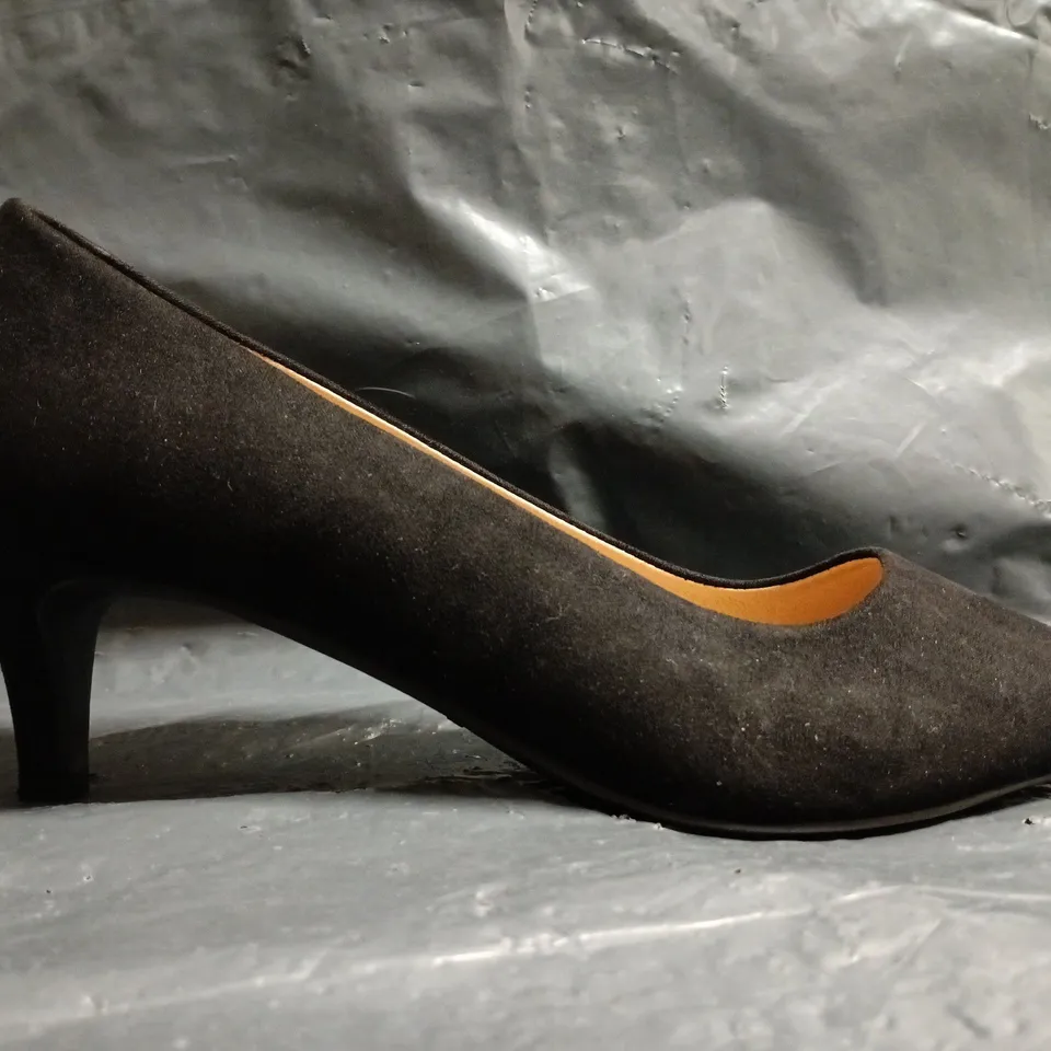 BOXED PAIR OF PAPAYA COMFORT POINTED TOE LOW SLIP-ON HEELS IN BLACK SIZE 7