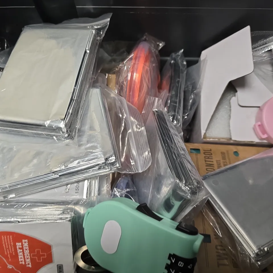 APPROXIMATELY 12 ASSORTED ITEMS TO INCLUDE - 320 GRAM HUMIDITY BAG , NINJA WALLET , EMERGENCY BLANKET ETC