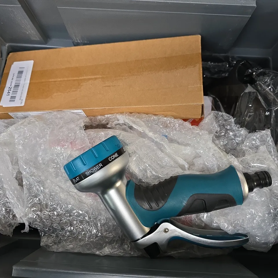 APPROXIMATELY 12 ASSORTED HOUSEHOLD ITEMS TO INCLUDE BIN LINERS, SALT CANDLE HOLDERS, PLANNER PAD, ETC