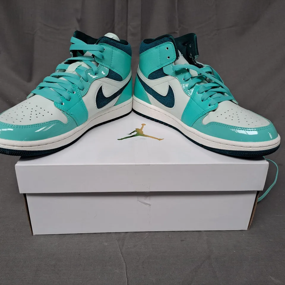 BOXED PAIR OF NIKE AIR JORDAN 1 MID SE SHOES IN AQUA/WHITE UK SIZE 6.5