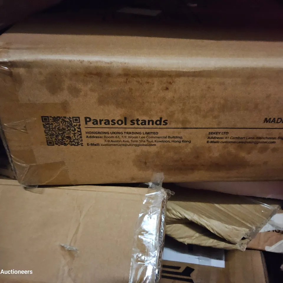 PALLET OF ASSORTED ITEMS TO INCLUDE, GARMDNT STEAM PRESS, OATIO STANDS, WOK, ROLLER BLIND, PET RAMP, TIMBER CAMPING WAGON.