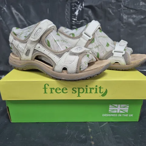 BOXED PAIR OF FREE SPIRIT SANDALS IN WHITE SIZE 6