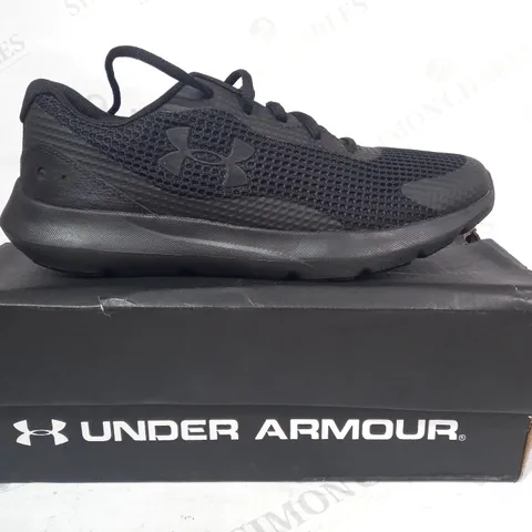 BOXED PAIR OF UNDER ARMOUR SURGE 3 SHOES IN BLACK UK SIZE 7.5