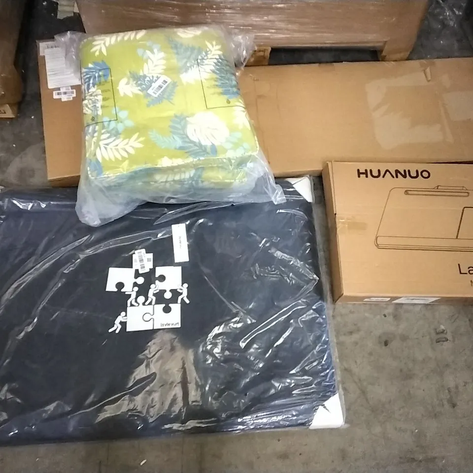 PALLET OF ASSORTED ITEMS INCLUDING KUYAL FLOOR FAN, HUANUO LAP DESK, MOVTOTOP POP-UP BEACH TENT, KARY LED DESK LAMP, LA VIE VERT 