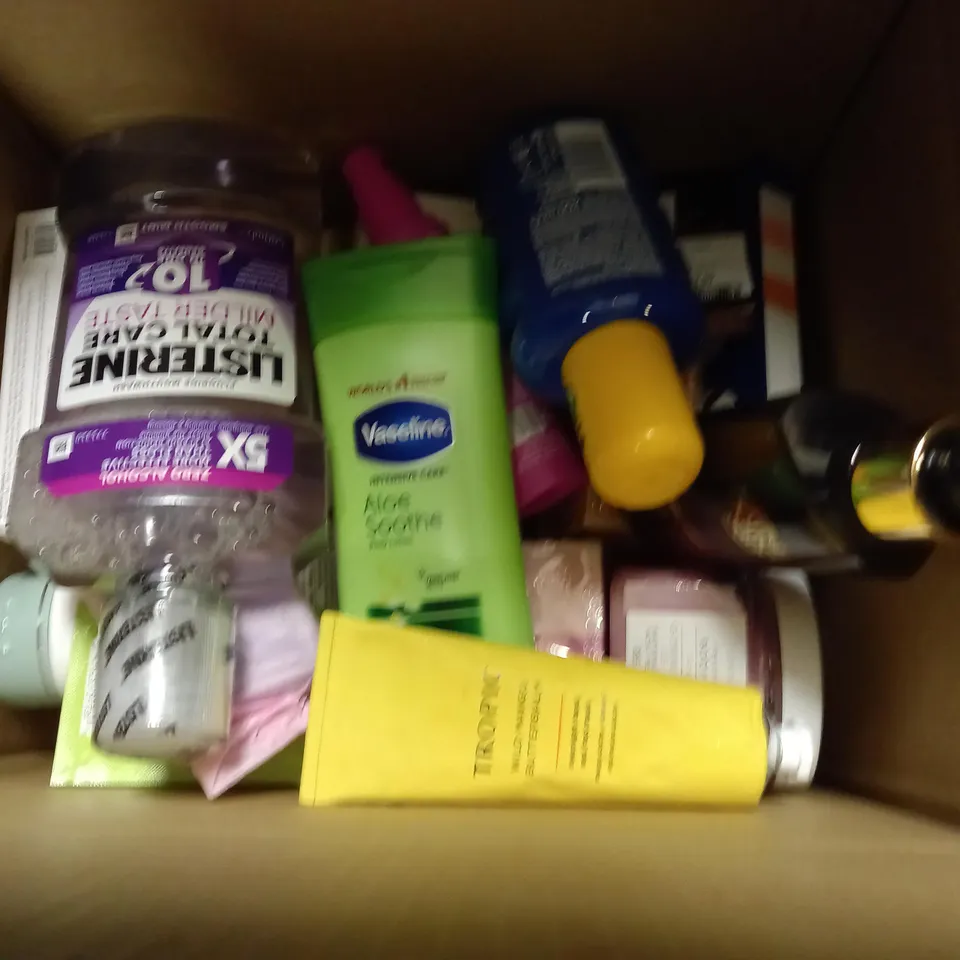 BOX OF APPROXIMATELY 20 ASSORTED COSMETIC ITEMS TO INCLUDE LISTERINE MOUTHWASH, VASELINE ALOE SMOOTH, BONDI SANDS LIQUID GOLD ETC