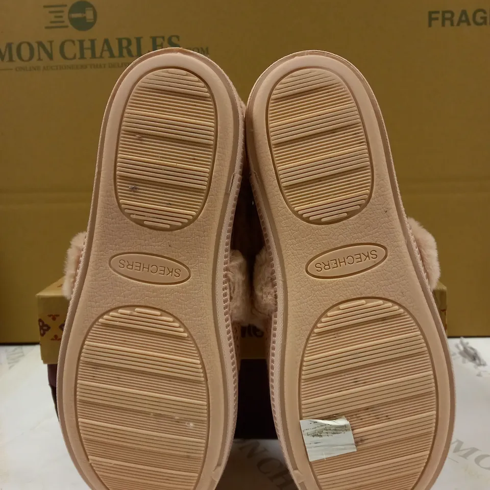 BOXED PAIR SKECHERS COZY SLIPPERS IN LIGHT PINK SIZE 4.5